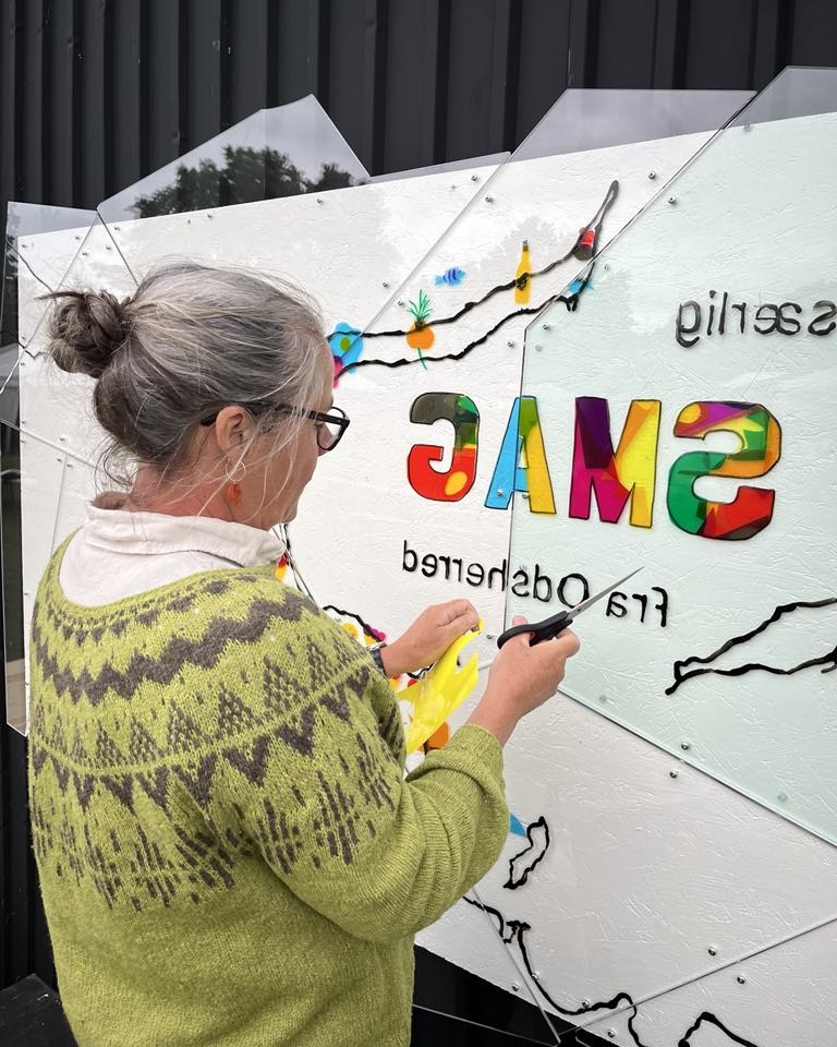 Kunstner laver folkemødekunstværket