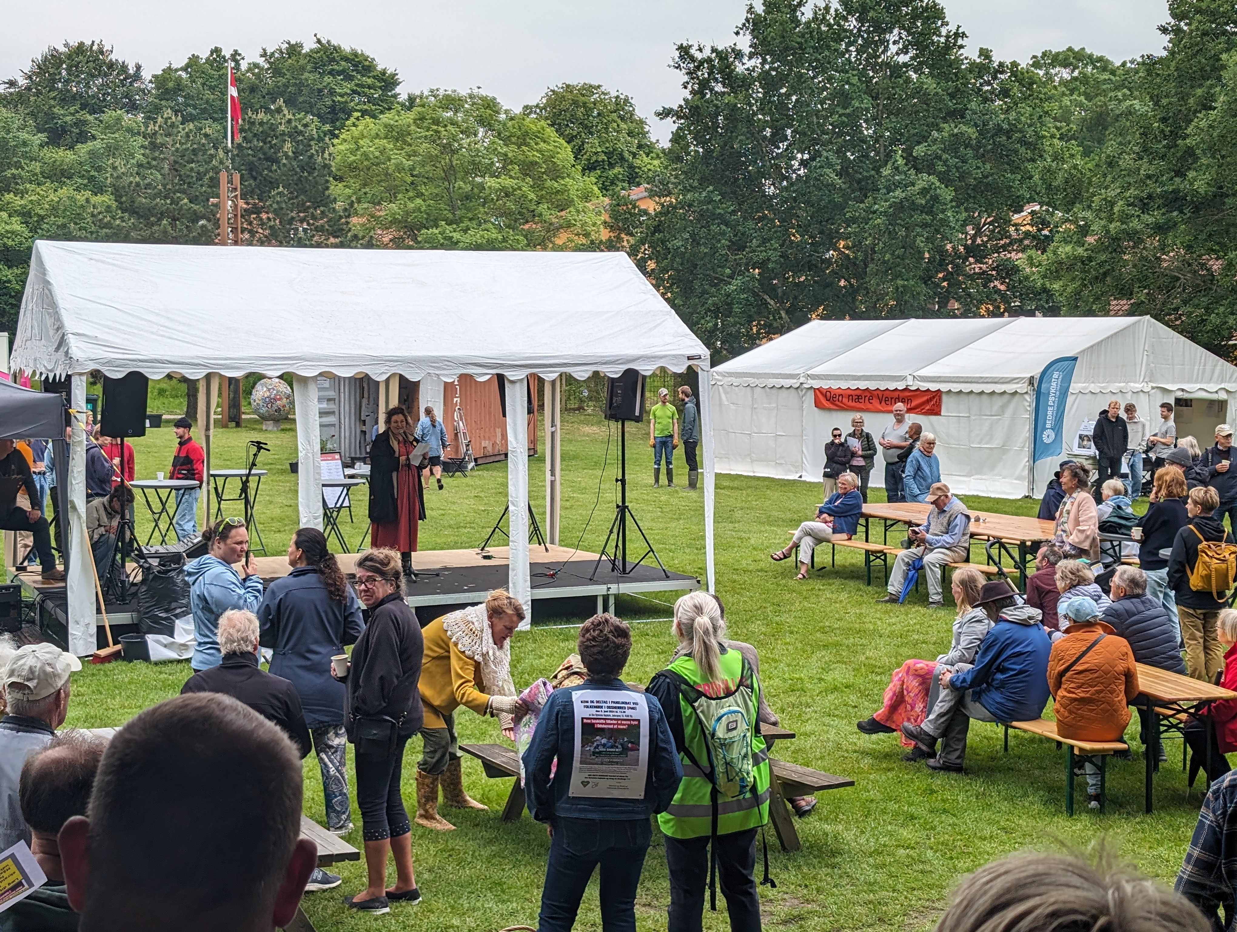 Folk samlet for at høre åbningstalen