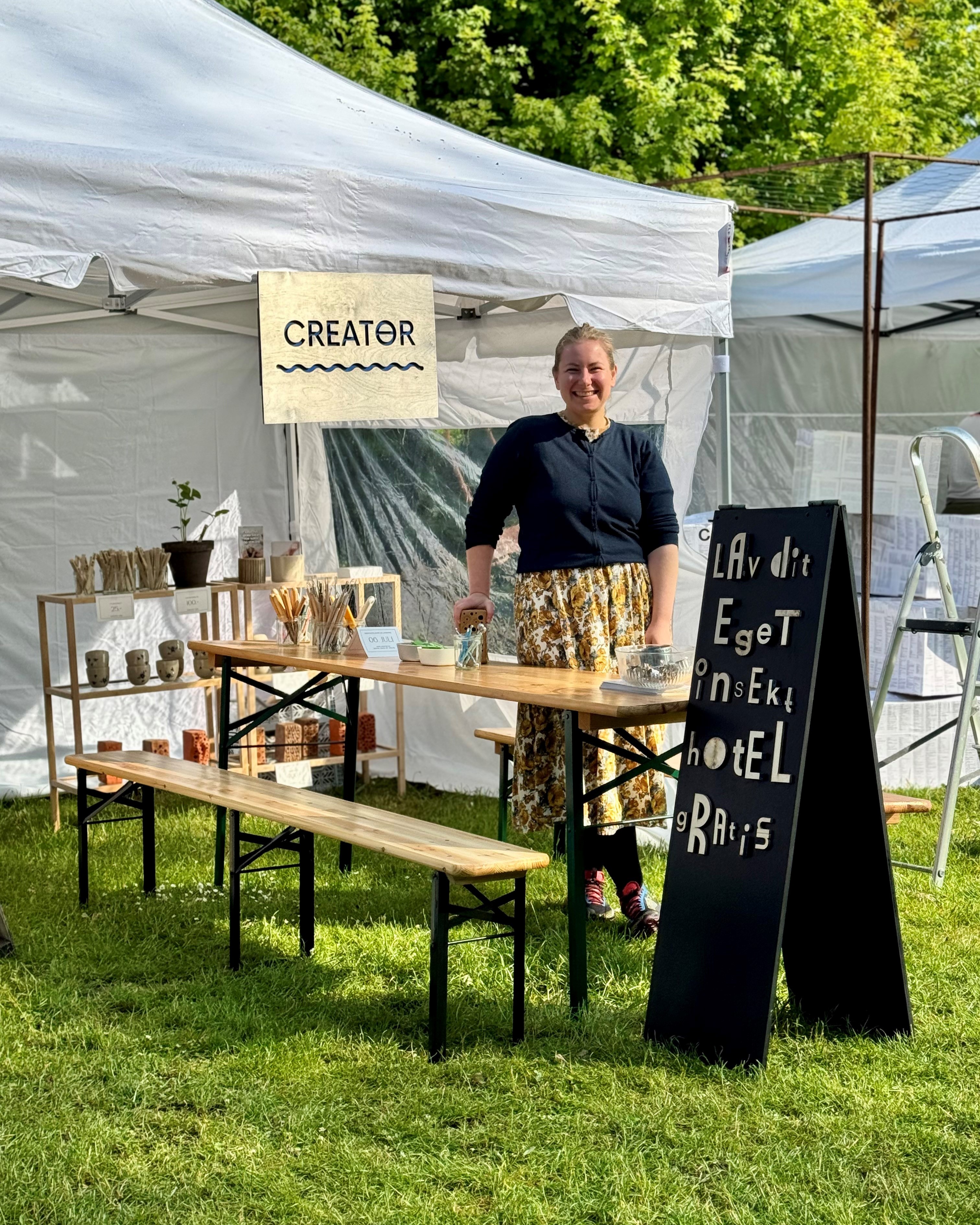 Keramiker Ida Leerbæk foran sin bod