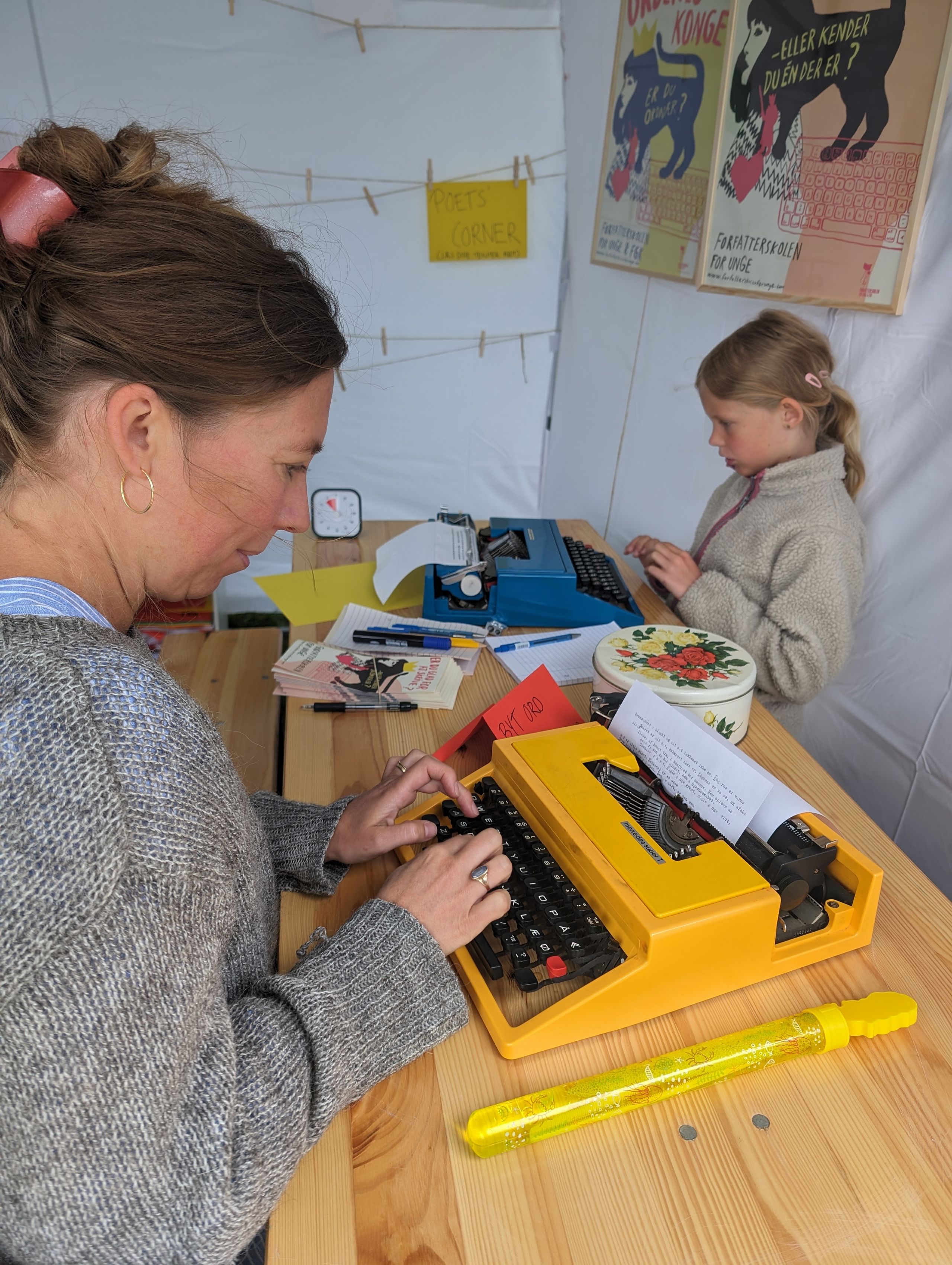Mor og datter prøver skrivemaskiner
