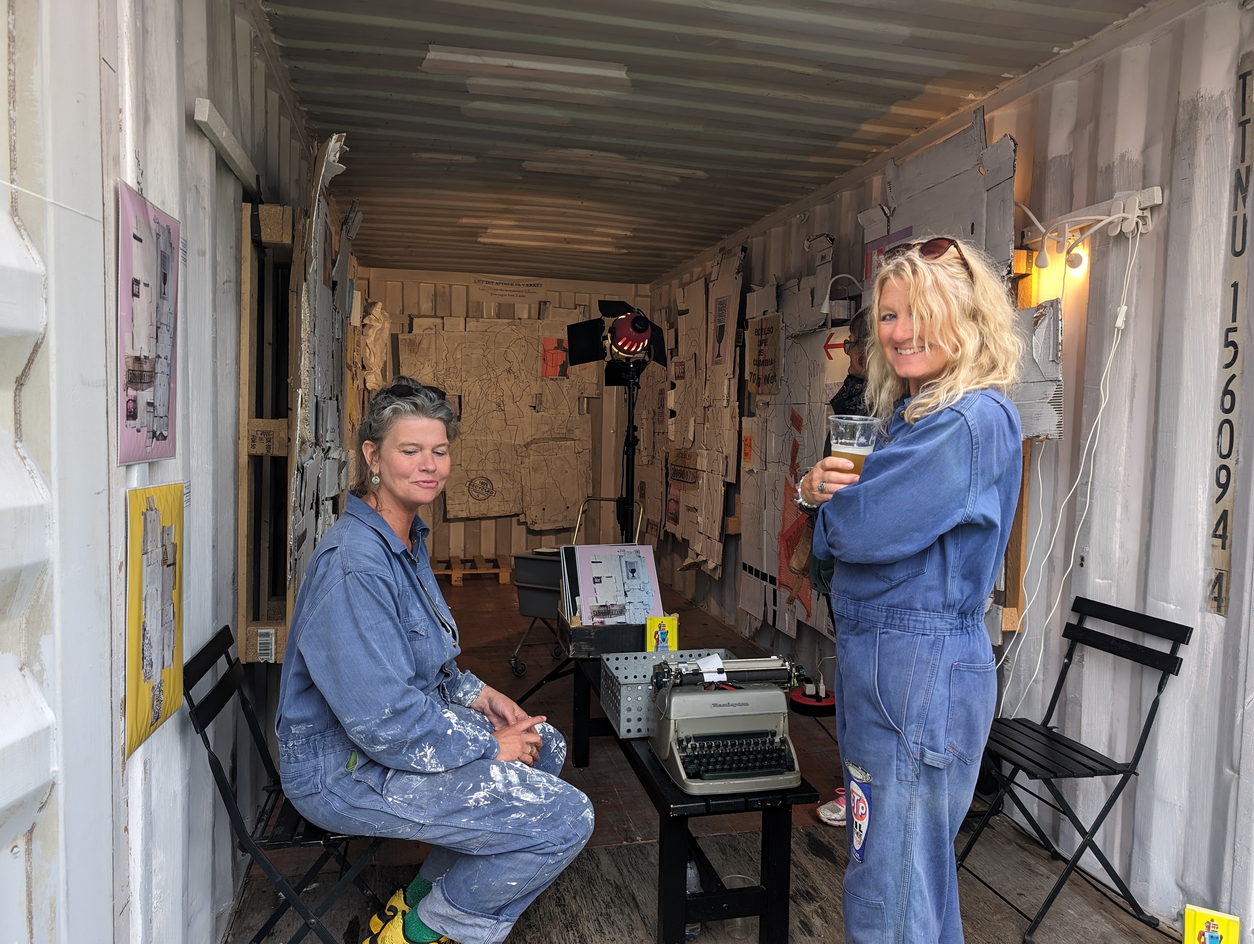 Billedkunstnerne Anette Andersen og Karina Funch fra Kunstautomaten med deres Folkemødekunstværk