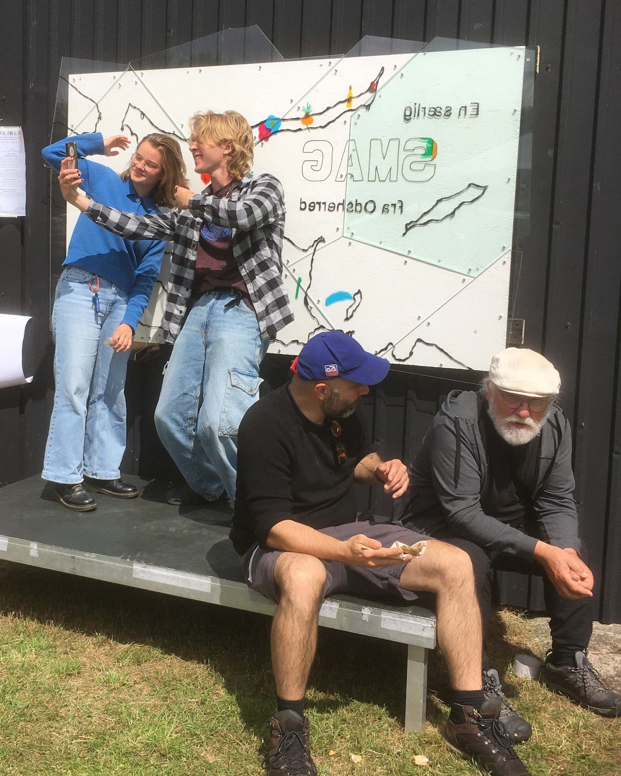 Der tages selfies foran folkemødekunstværket